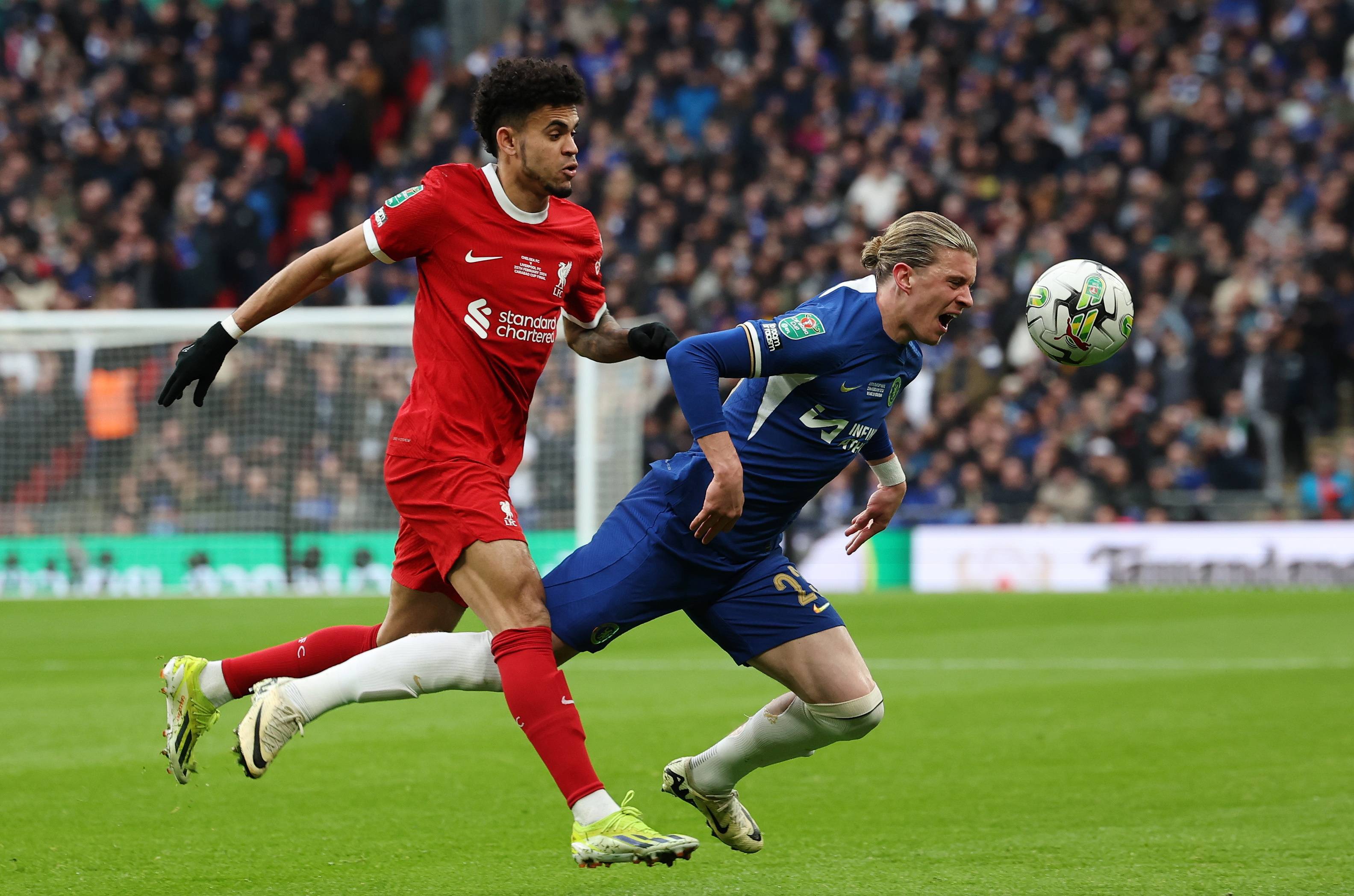 篮球篮网主力中锋脚踝扭伤，伤势待评估